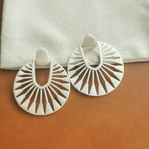 Kendra Scott Didi Sunburst Bright Silver Earrings Trendy - Picture 3 of 4